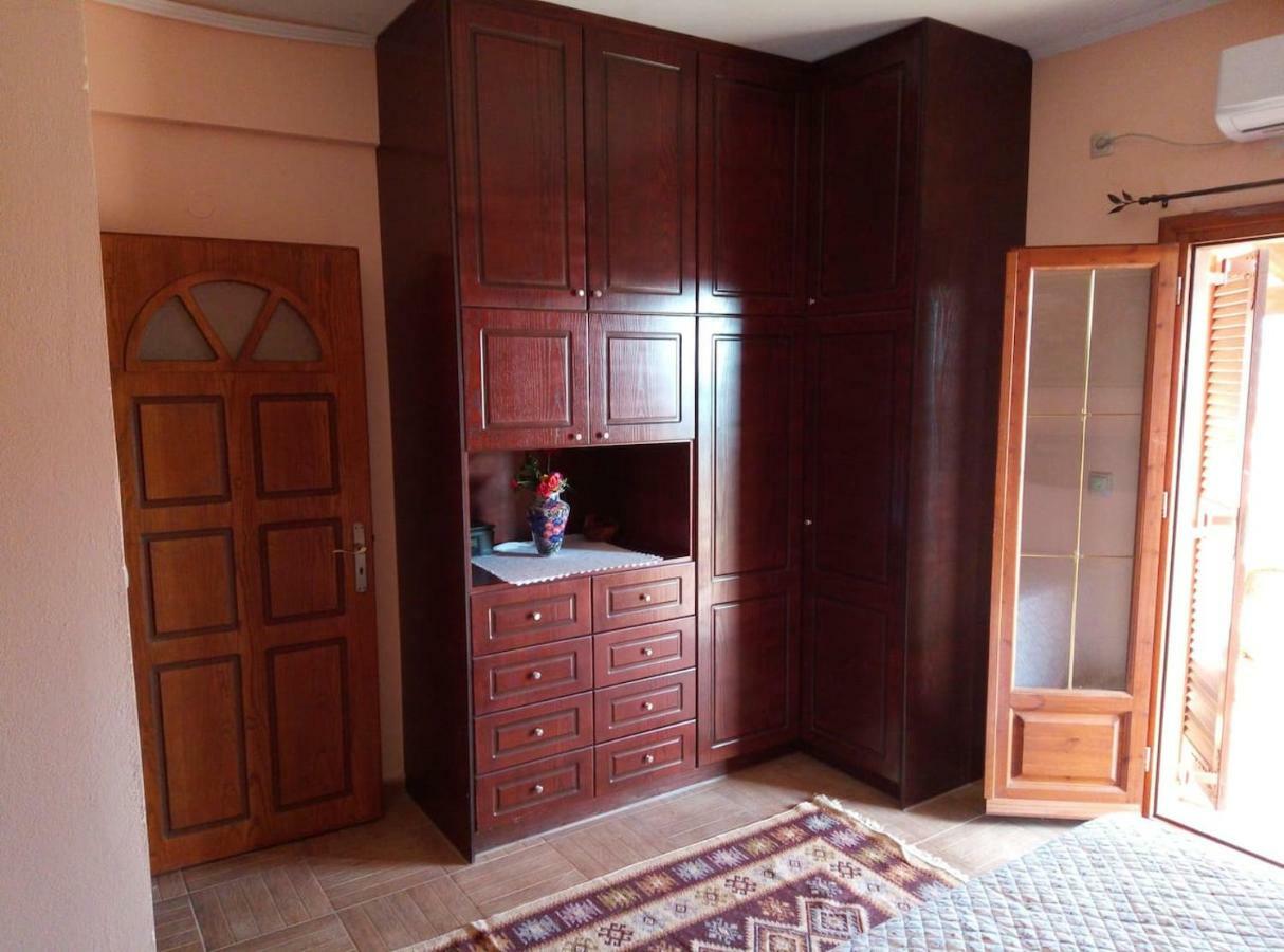 Villa Silvia Ágios Matthaíos Exteriör bild