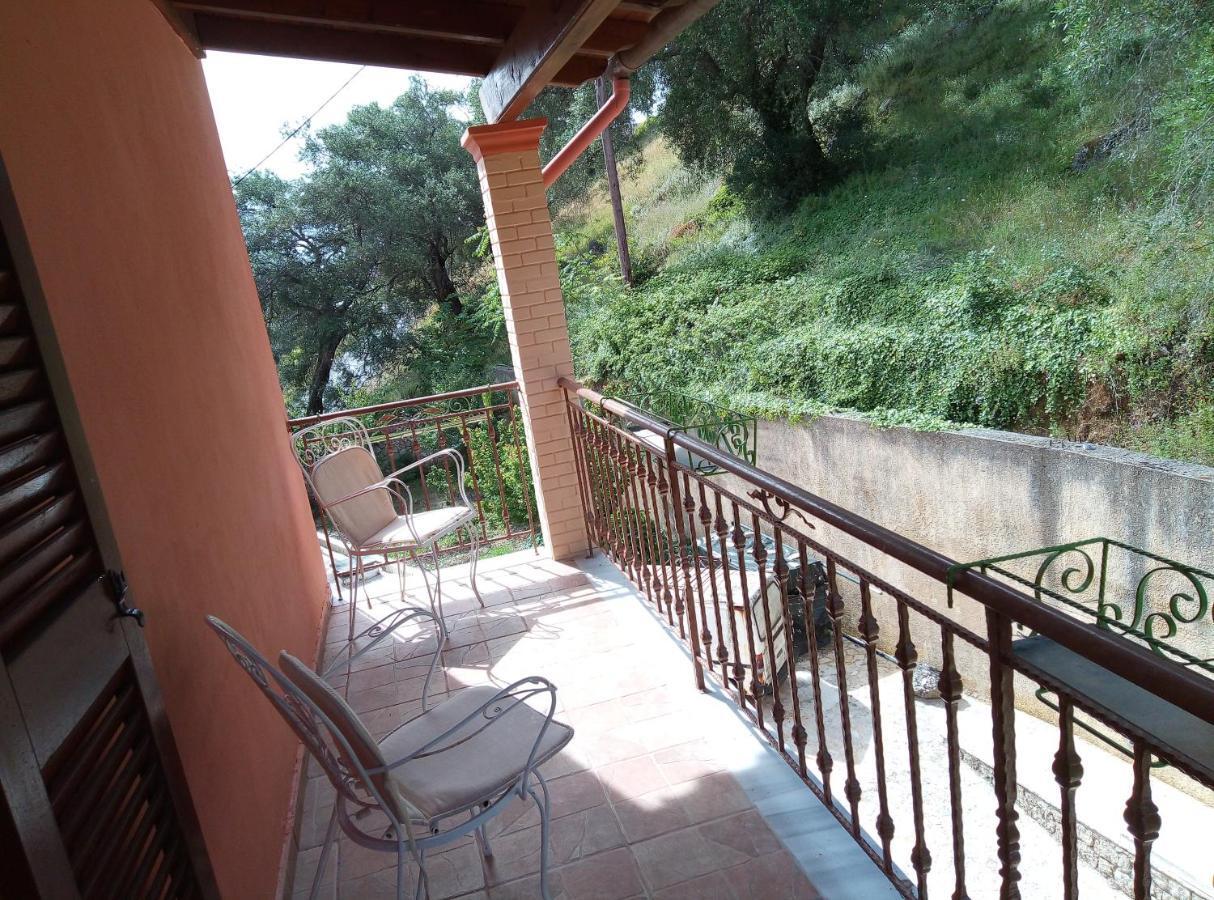 Villa Silvia Ágios Matthaíos Exteriör bild